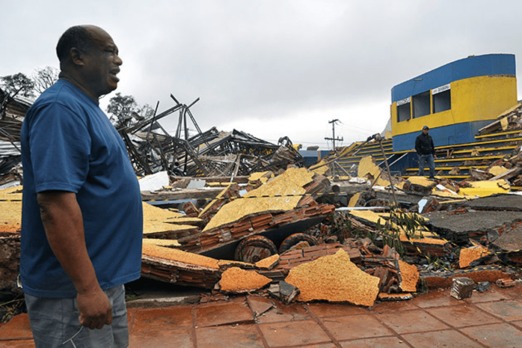 Valdir Marical no ginásio destruído pelo tornado, em 2015 em Xanxerê