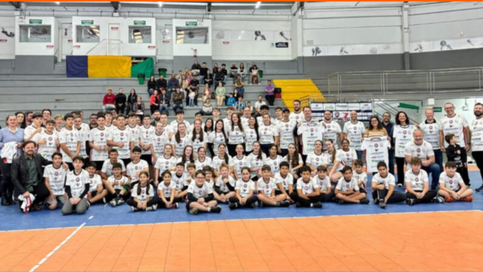 Equipe de Handebol de Xanxerê que receberá novos uniformes em evento sábado 25/04