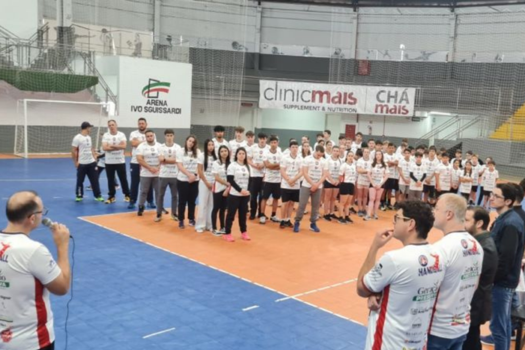 Equipe de Handebol de Xanxerê que receberá novos uniformes em evento sábado 25/04