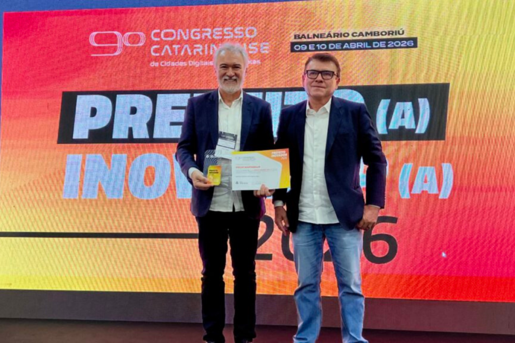 Prefeito de Xanxerê recebendo Prêmio "Prefeito Inovador 2026"