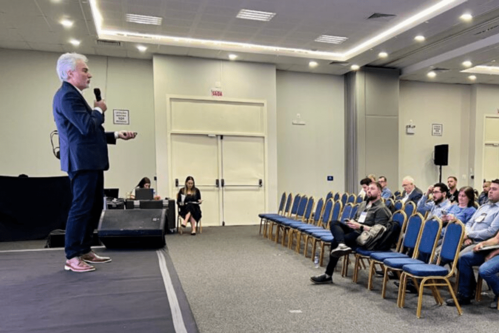 Prefeito de Xanxerê palestrando durante entrega do Prêmio "Prefeito Inovador 2026"