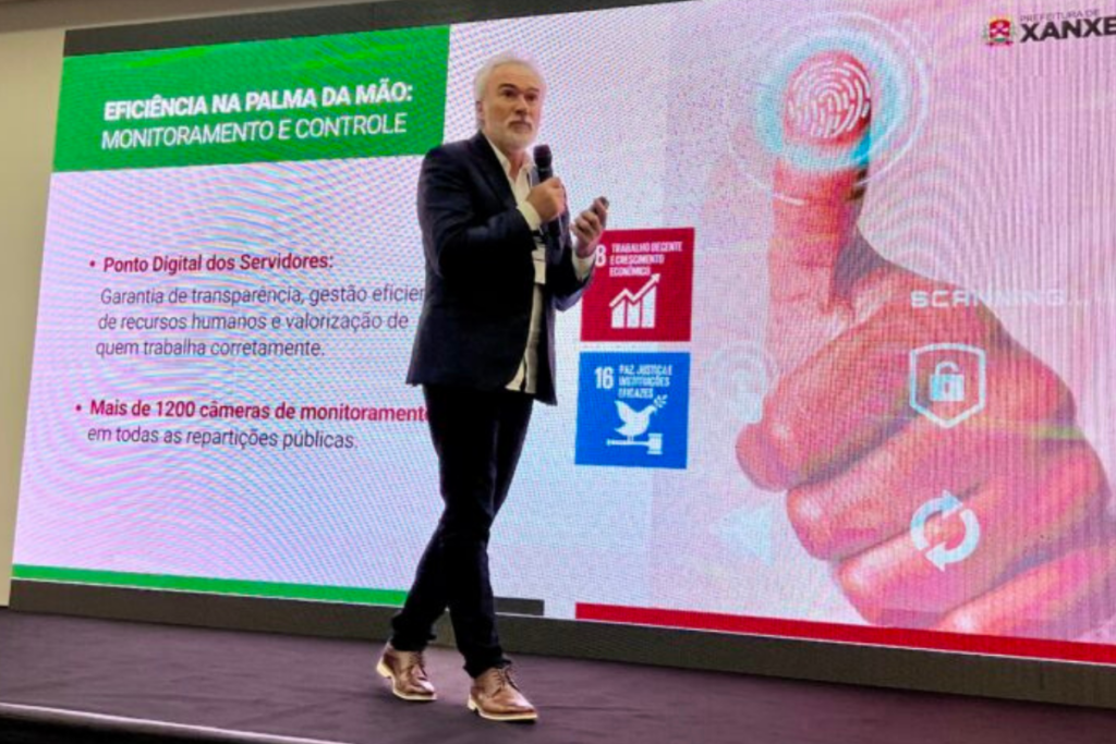 Prefeito de Xanxerê palestrando durante entrega do Prêmio "Prefeito Inovador 2026"