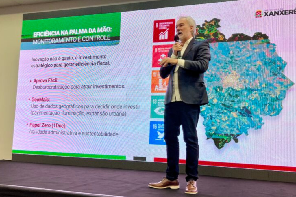 Prefeito de Xanxerê palestrando durante entrega do Prêmio "Prefeito Inovador 2026"