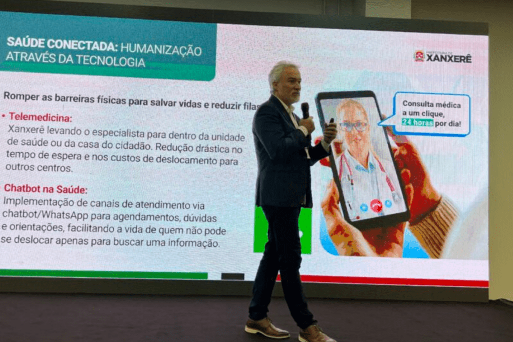 Prefeito de Xanxerê palestrando durante entrega do Prêmio "Prefeito Inovador 2026"