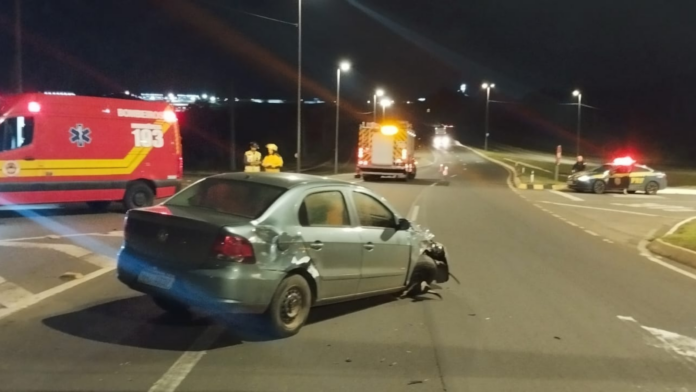 Veículo Volkswagen Voyage batido no trevo da Vemat em Xanxerê