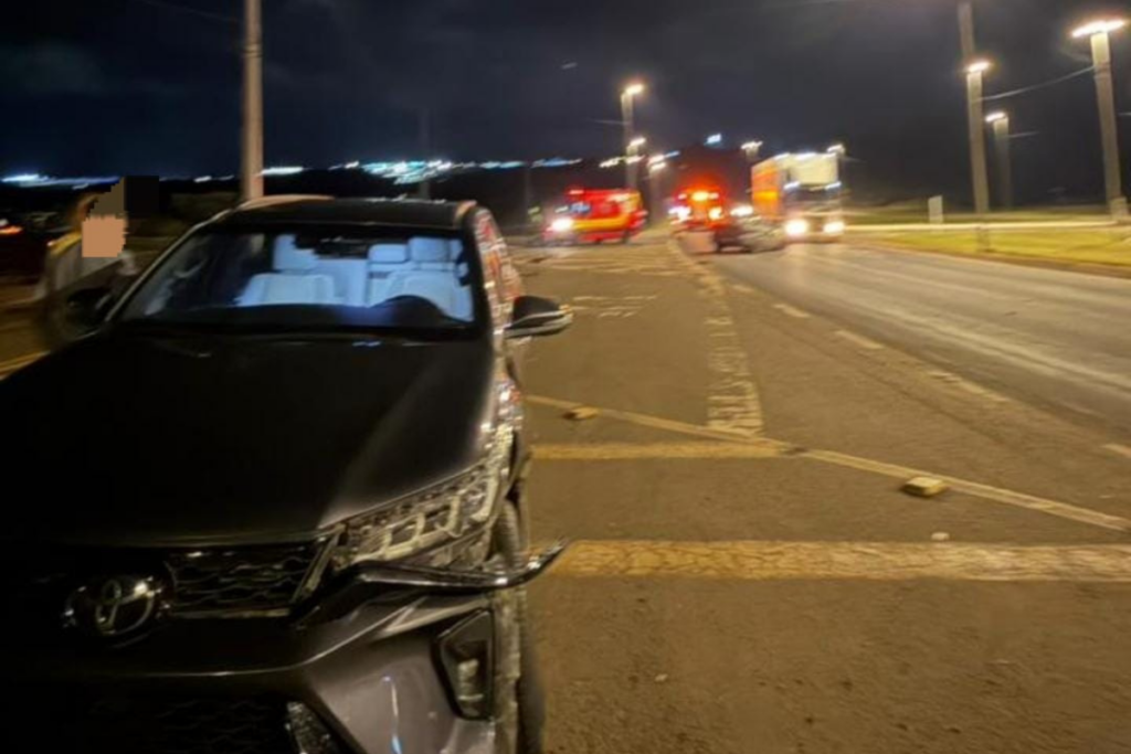 Veículo com a frente amassada após batida em trevo de Xanxerê