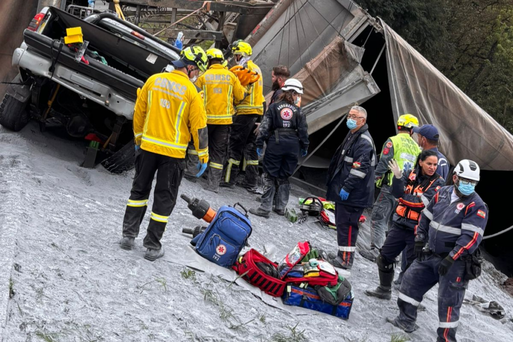 Bombeiros retirando vítima de veículo e calcário espalhado pelo chão, do acidente em Cordilheira Alta