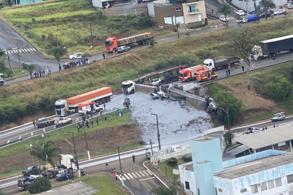 Vista aérea do local do acidente com caminhão e dois carros em Cordilheira Alta