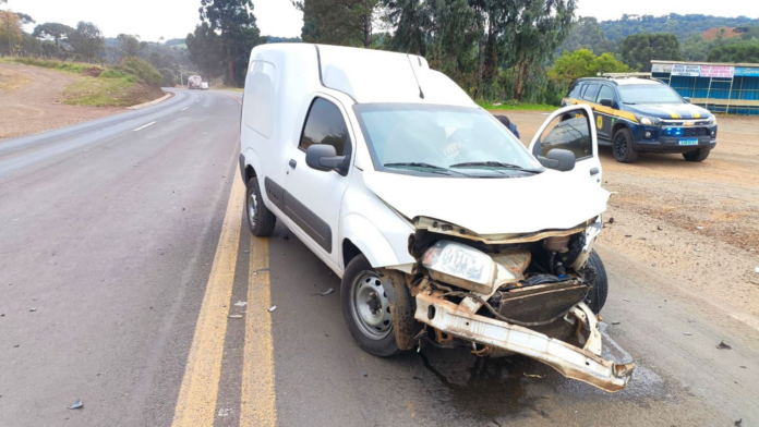 Fiat Fiorino com frente batida após acidente em Ponte Serrada