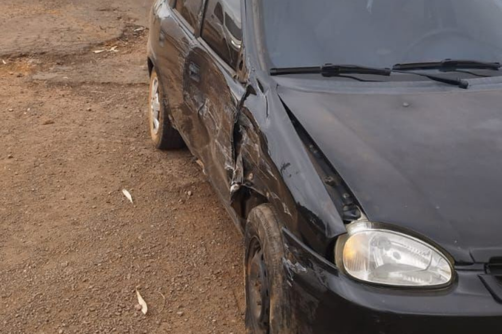 Veículo Chevrolet Corsa batido após acidente em Ponte Serrada