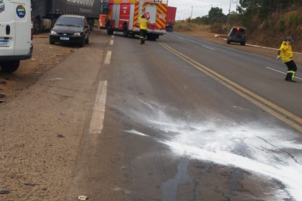 Local do acidente com Corsa e Fiorino em Ponte Serrada com Bombeiros limpando óleo na pista