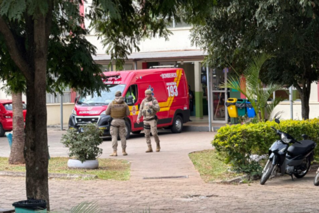 Ambulância dos bombeiros aguarda em frente de colégio e que adolescente foi esfaqueado em Chapecó