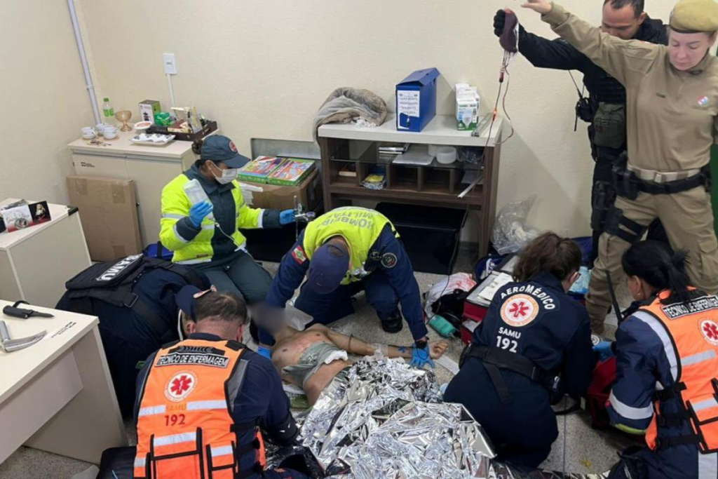 Socorristas atendem adolescente esfaqueado em colégio de Chapecó
