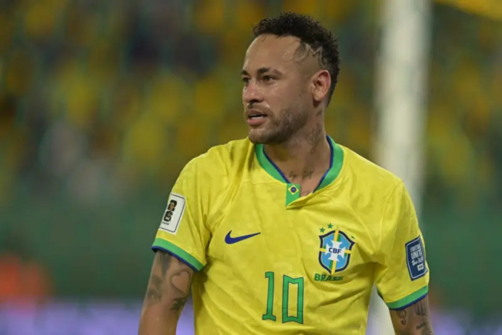 Jogador Neymar com a camisa 10 da seleção, em campo.