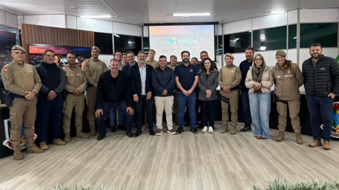Vereadores e equipe da Polícia Militar incluindo o coronel na Câmara Municipal
