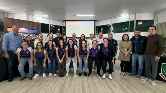 Vereadores na Câmara em foto com equipe do Águias FC de Xanxerê