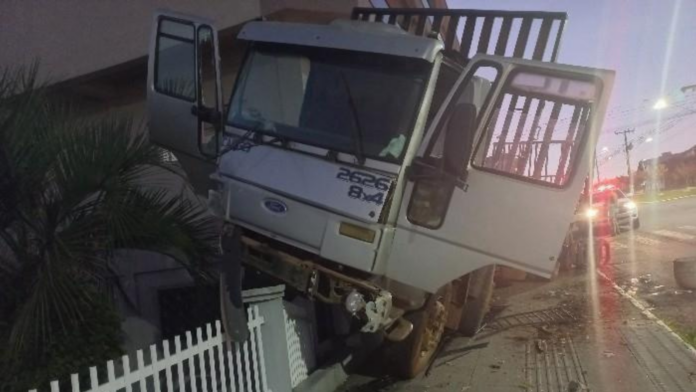Caminhão que atingiu a fachada de um bar e o muro de uma residência em Catanduvas, no Meio-Oeste catarinense