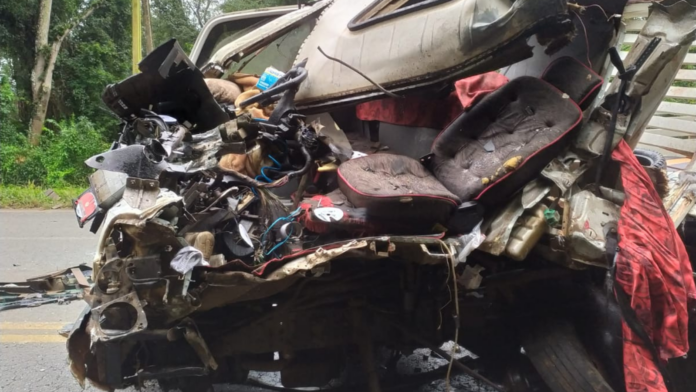 Caminhão com a cabine destruída após grave acidente na BR-282 em Joaçaba
