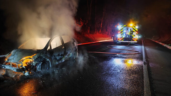 Carro destruído pelo fogo em rodovia