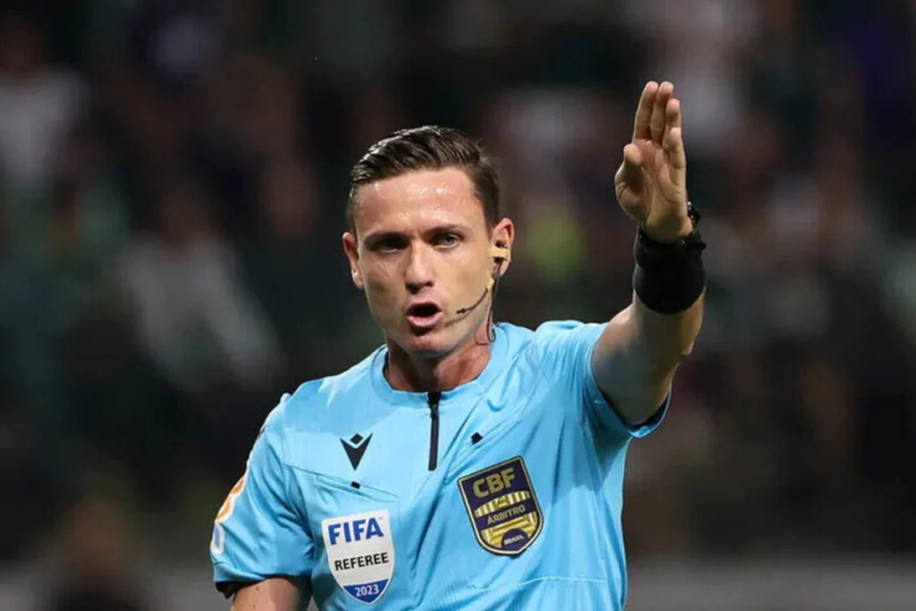 Árbitro Ramon Abatti Abel, em jogo pela CBF com camisa azul claro.