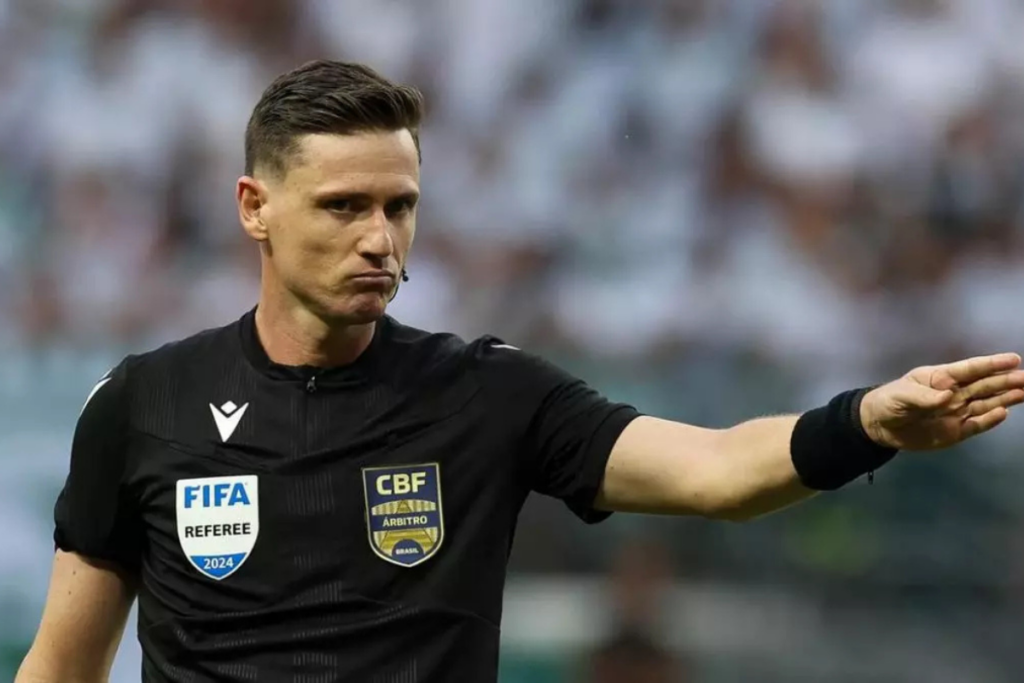 Árbitro Ramon Abatti Abel, em jogo pela CBF com camisa preta.