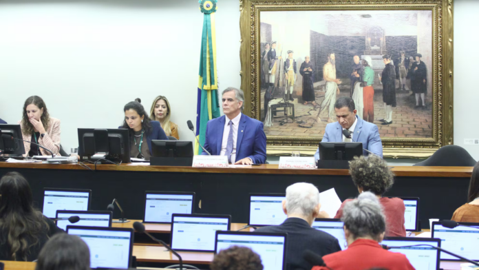 Parlamentares na CCJ durante reunião que dbate maioridade penal