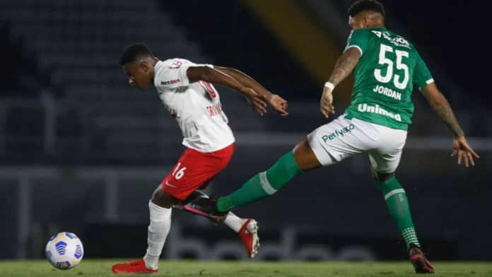 Jogador da Chapecoense em disputa pela bola com adversário
