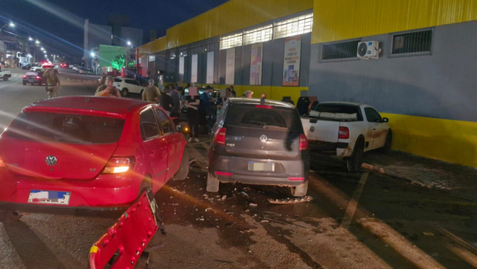 Rua com 3 carros após colidirem em Abelardo Luz