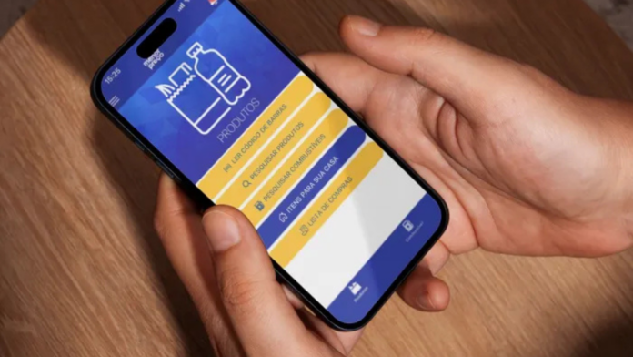 Mão segura celular com aplicativo Menor Preço Brasil aberto na tela