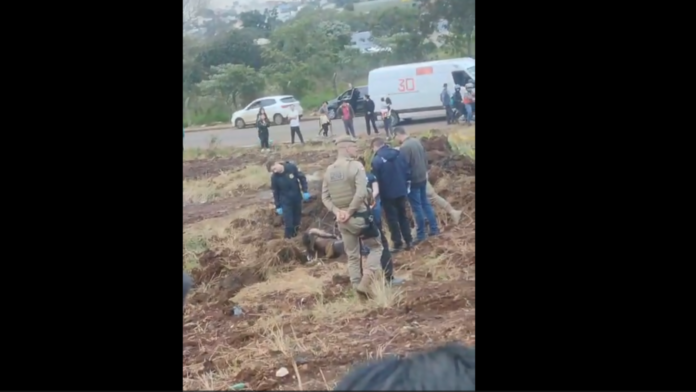 Policiais em terreno baldio, onde foi encontrado corpo em decomposição em Chapecó