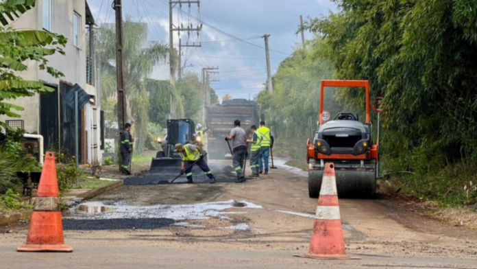 Máquinas da prefeitura de Xanxerê na operação tapa buracos