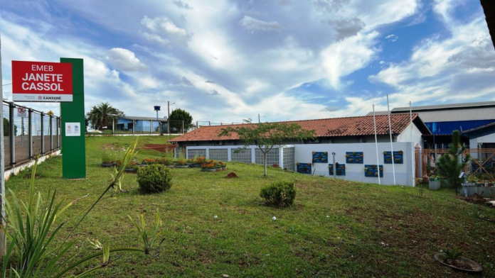 Entrada com placa do EMEB Janete Cassol em Xanxerê onde será realizada a feira de produtos doados pela Receita Federal