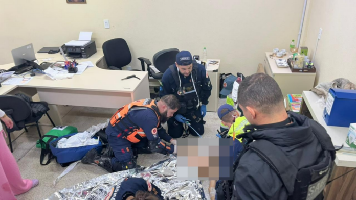 Paramédicos em atendimento á adolescente esfaqueado em Chapecó