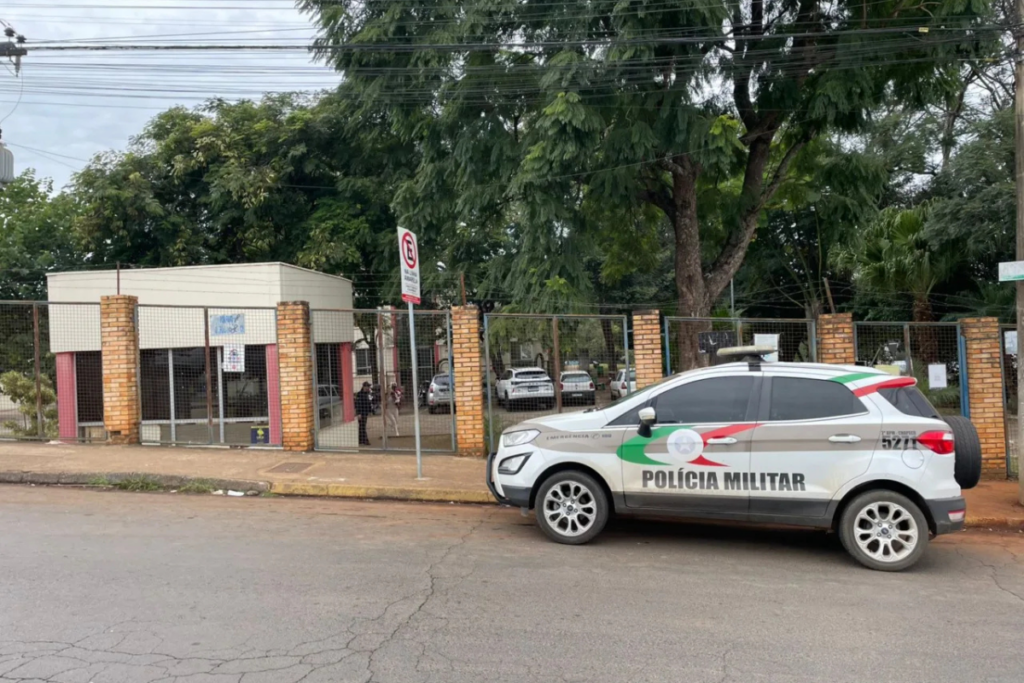 Frente da Escola de Educação Básica Escola de Educação Básica Tancredo de Almeida Neves, localizada no bairro Efapi, em Chapecó, com viatura da PM