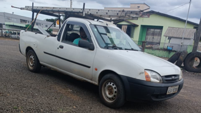 Ford Courier branca furtada em Irani