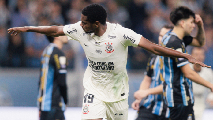 Jogador do Corinthians comemorando gol feito sobre o Grêmio