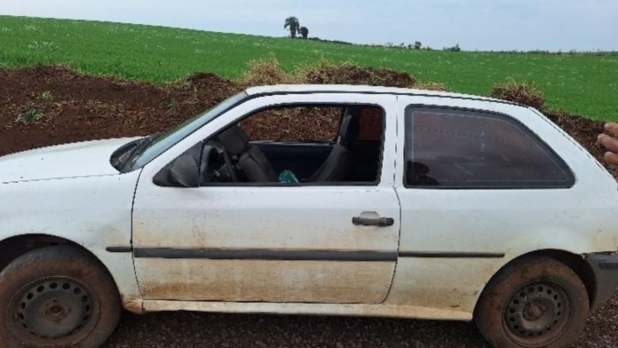 Carro Gol branco em estrada do interior de Xanxerê