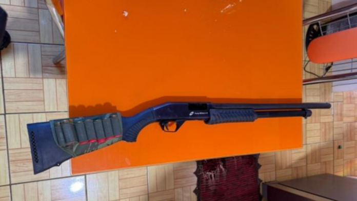 Espingarda calibre 12, modelo PUMP, localizada com suspeito em Entre Rios