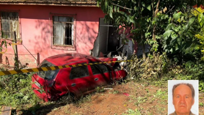 Carro Celta Vermelho e casa com a parede destruída pelo veículo em acidente em Seara