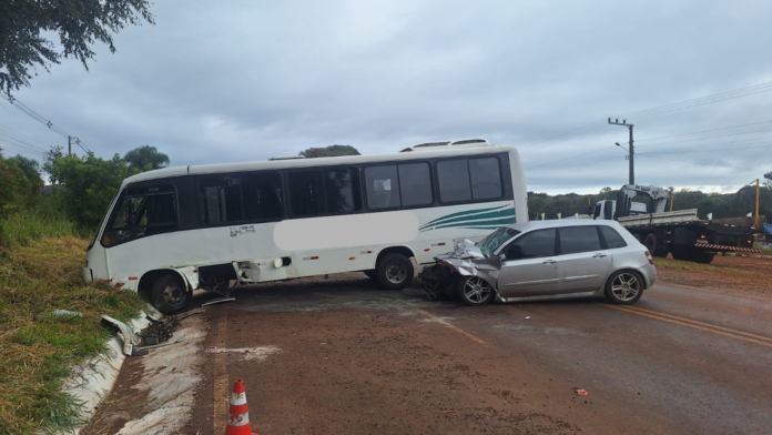Micro-ônibus atravessado na pista e veículo que bateu no mesmo, ao lado, em acidente em Chapecó