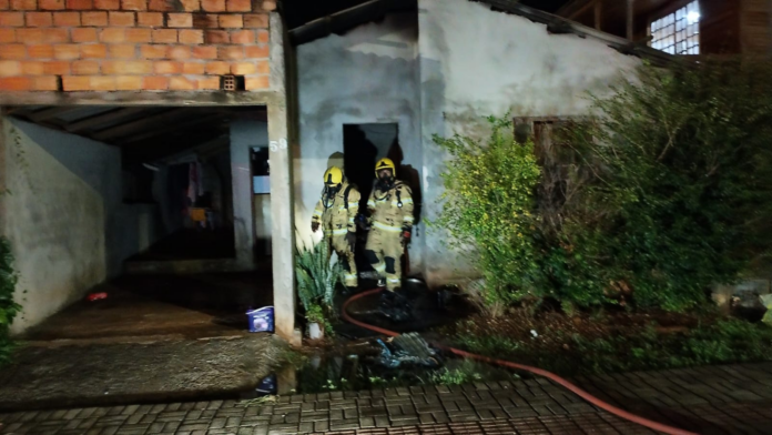 Bombeiros saindo de casa que incendiou em Xanxerê