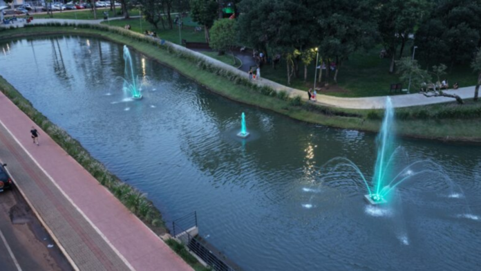 Foto aérea do Ecoparque Municipal Romeu Scirea em Xanxerê aparecendo o lago e chafarizes