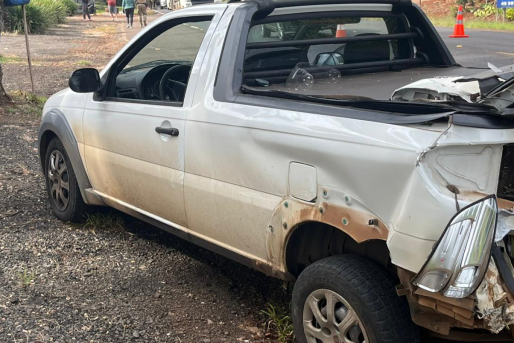 Veículo envolvido em acidente com moto em Chapecó, nas proximidades da Fazenda Zandavalli.