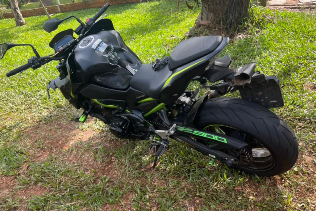 Moto preta envolvida em acidente em Chapecó, nas proximidades da Fazenda Zandavalli.
