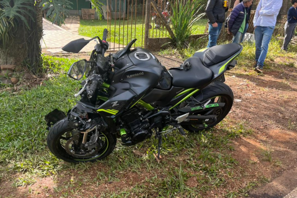 Moto preta envolvida em acidente em Chapecó, nas proximidades da Fazenda Zandavalli.