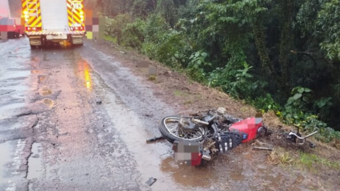 Rodovia com moto caída e ambulância ao fundo em acidente na BR-282 em Maravilha