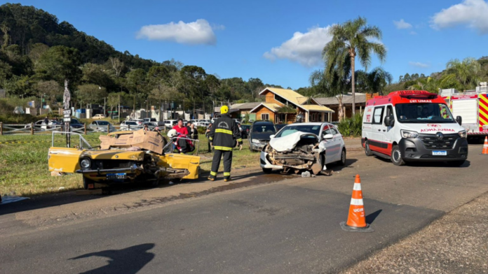 Rodovia com ambulância do Samue dois veículos com frente destruída em acidente em Concórdia com 3 carros