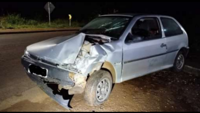 Veículo Gol com a frente batida após atropelamento em São Lourenço do Oeste