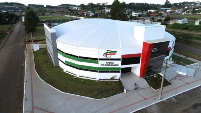 Vista frontal e aérea do Ginásio Ivo Sguissardi em Xanxerê