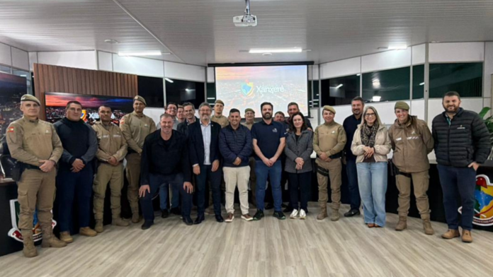 Autoridades da Polícia Militar, incluindo o o coronel Silvano Sasinsky, e vereadores na Câmara de Xanxerê